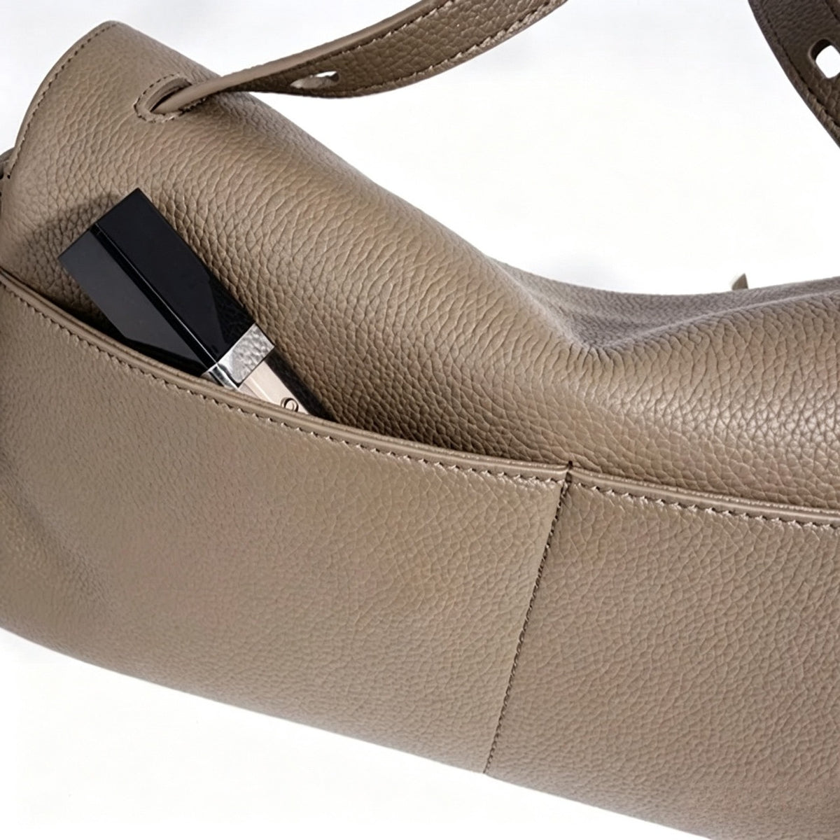 Skulpturale, lässig fallende Klapp-Clutch aus echtem Leder mit Mini-Münztäschchen