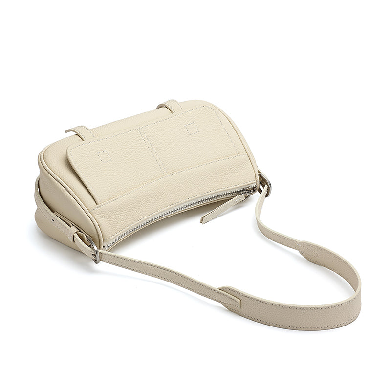 Borsa pochette baguette a patta in vera pelle martellata, dai toni delicati
