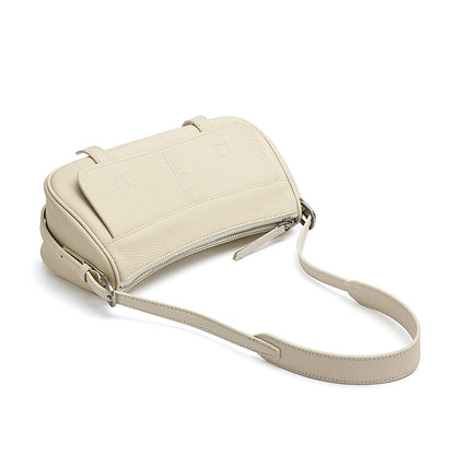 Borsa pochette baguette a patta in vera pelle martellata, dai toni delicati