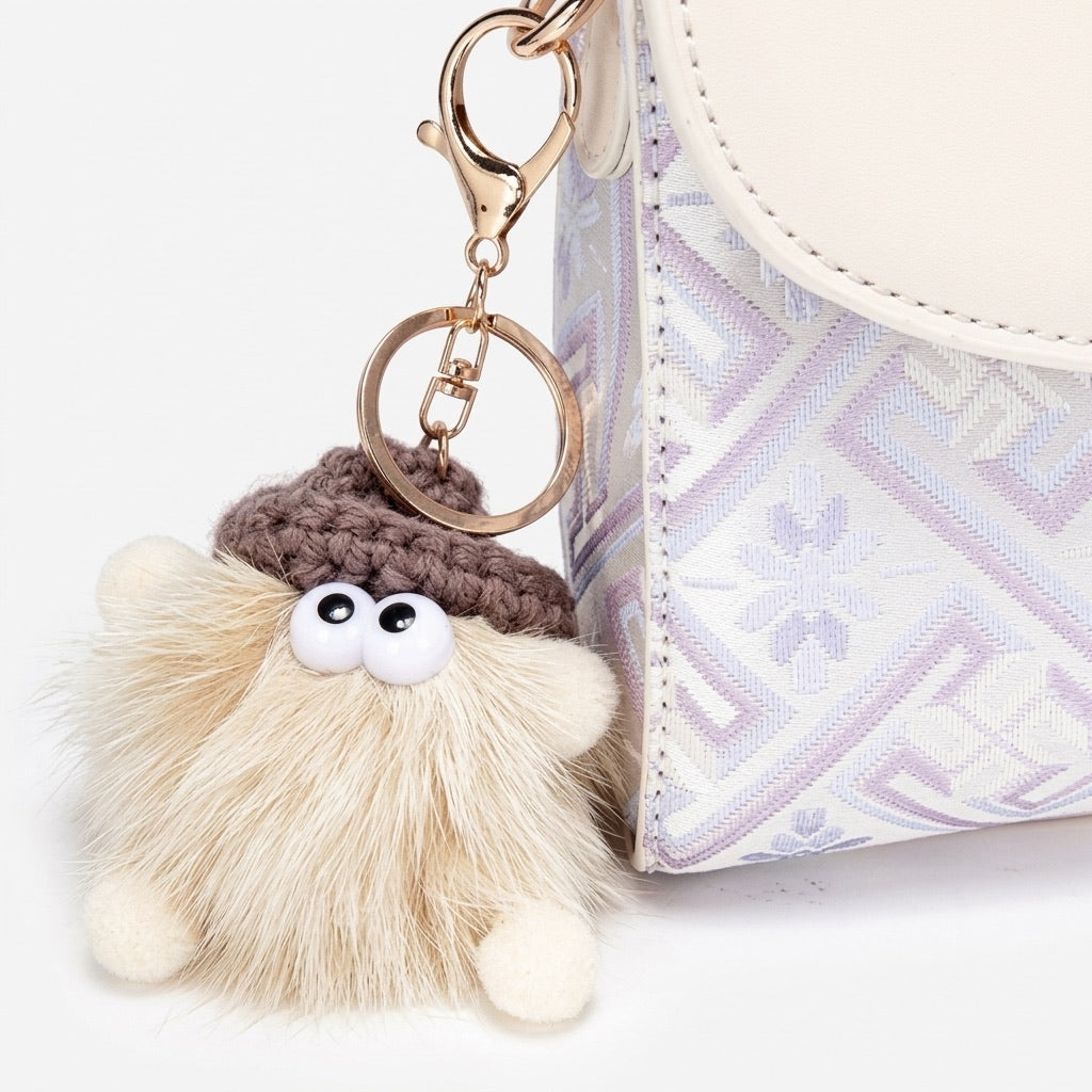 Borsa clutch vintage in ecopelle vegana con ricami orientali e charm giocoso