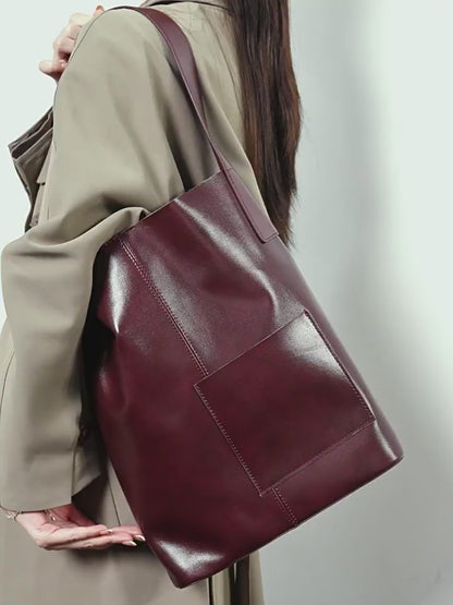 Hobo-Tasche aus Leder – Minimalistische Silhouette mit charakteristischem Taschendetail