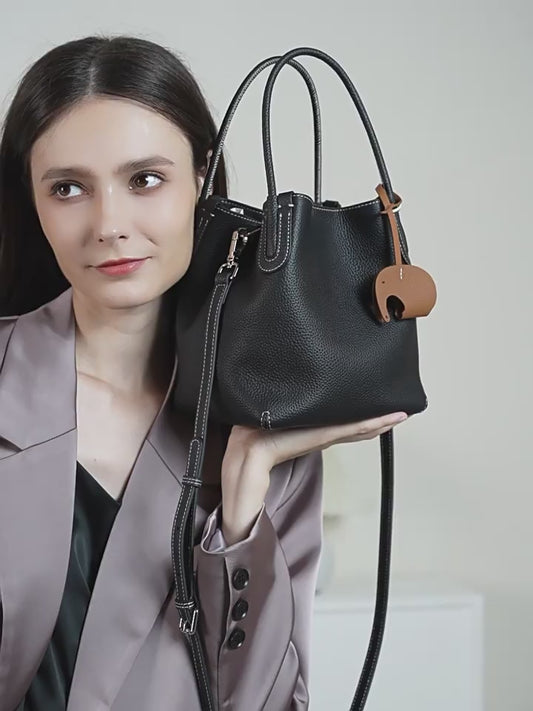 Beuteltasche aus echtem Leder für Damen mit kleinem Elefantenanhänger