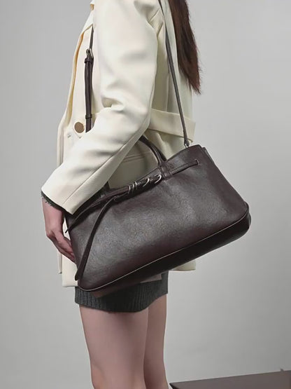 Retro-Umhängetasche aus echtem Leder mit charakteristischem Ringverschlussriemen