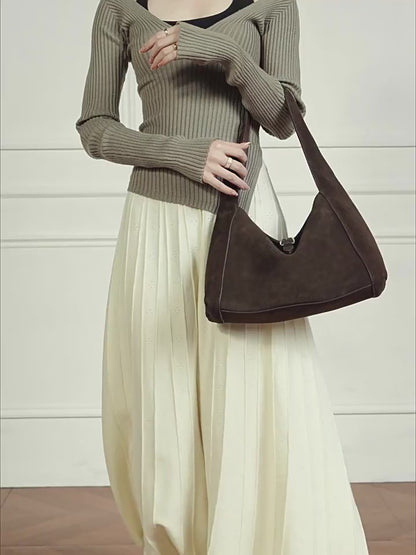 Bolso de hombro estructurado de ante con trufa y hebilla de metal