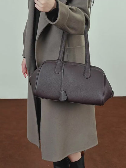 حقيبة مودرن إيست-ويست جلد طبيعي | حقيبة بولينغ بسيطة من جلد الحصى