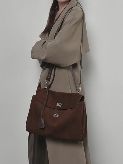 Geantă cu mâner superior din piele naturală de căprioară moale și elegantă