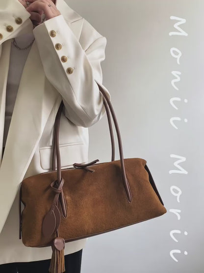 Matte Schultertasche aus echtem Leder mit Quastenanhänger